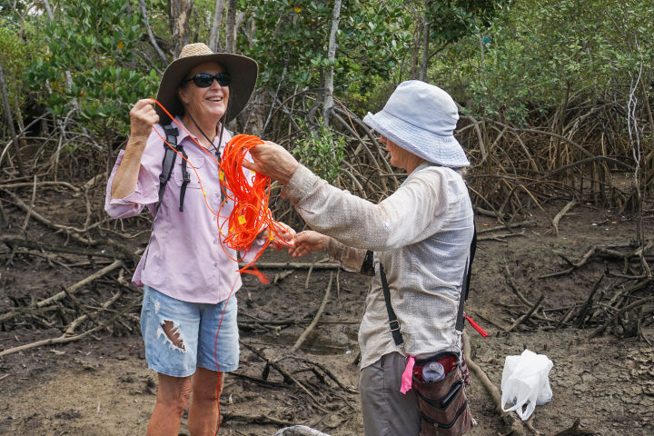 Unravelling the rope to mark the transect line.